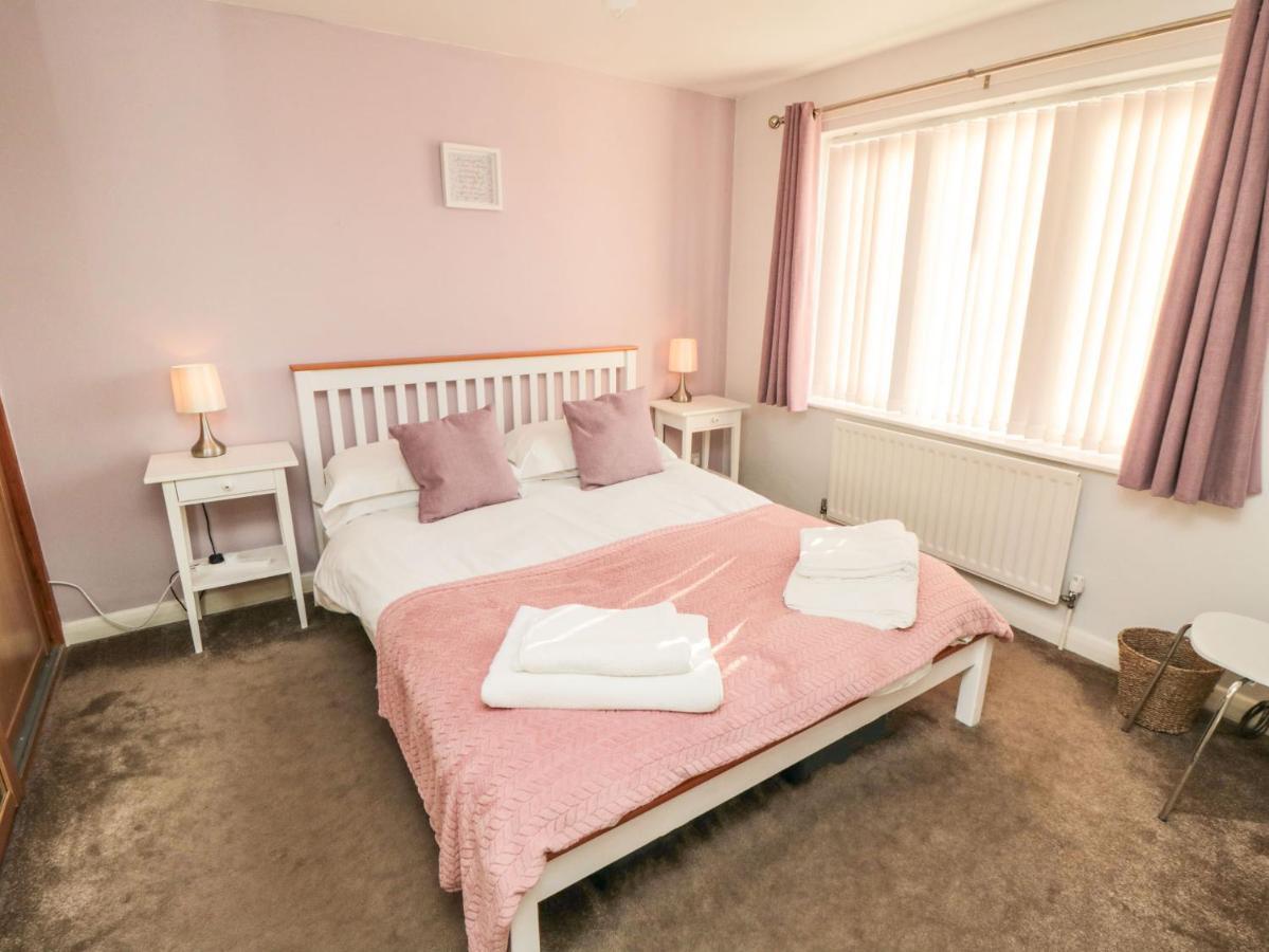 Sutton Court Villa เทิร์สก์ ภายนอก รูปภาพ